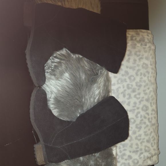 UGG Women's Black Winter Boots - Picture 16 of 16